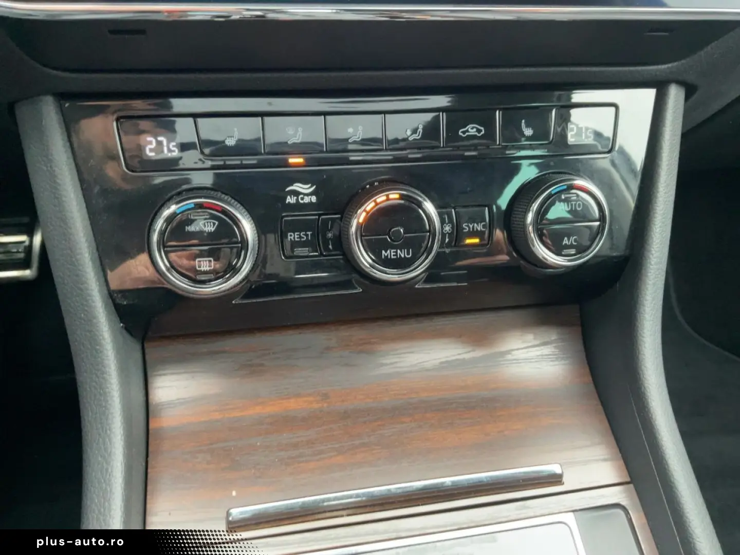 SKODA Superb Combi SCOUT 2.0 TDI 4x4 DSG LED AHK PANO