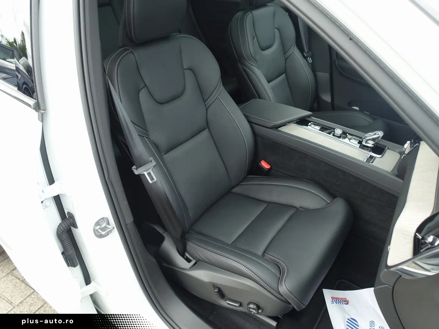 VOLVO XC60 Ultra Dark T8 AWD Plug-in Pano FourC B&W