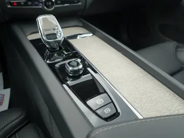 VOLVO XC60 Ultra Dark T8 AWD Plug-in Pano FourC B&W