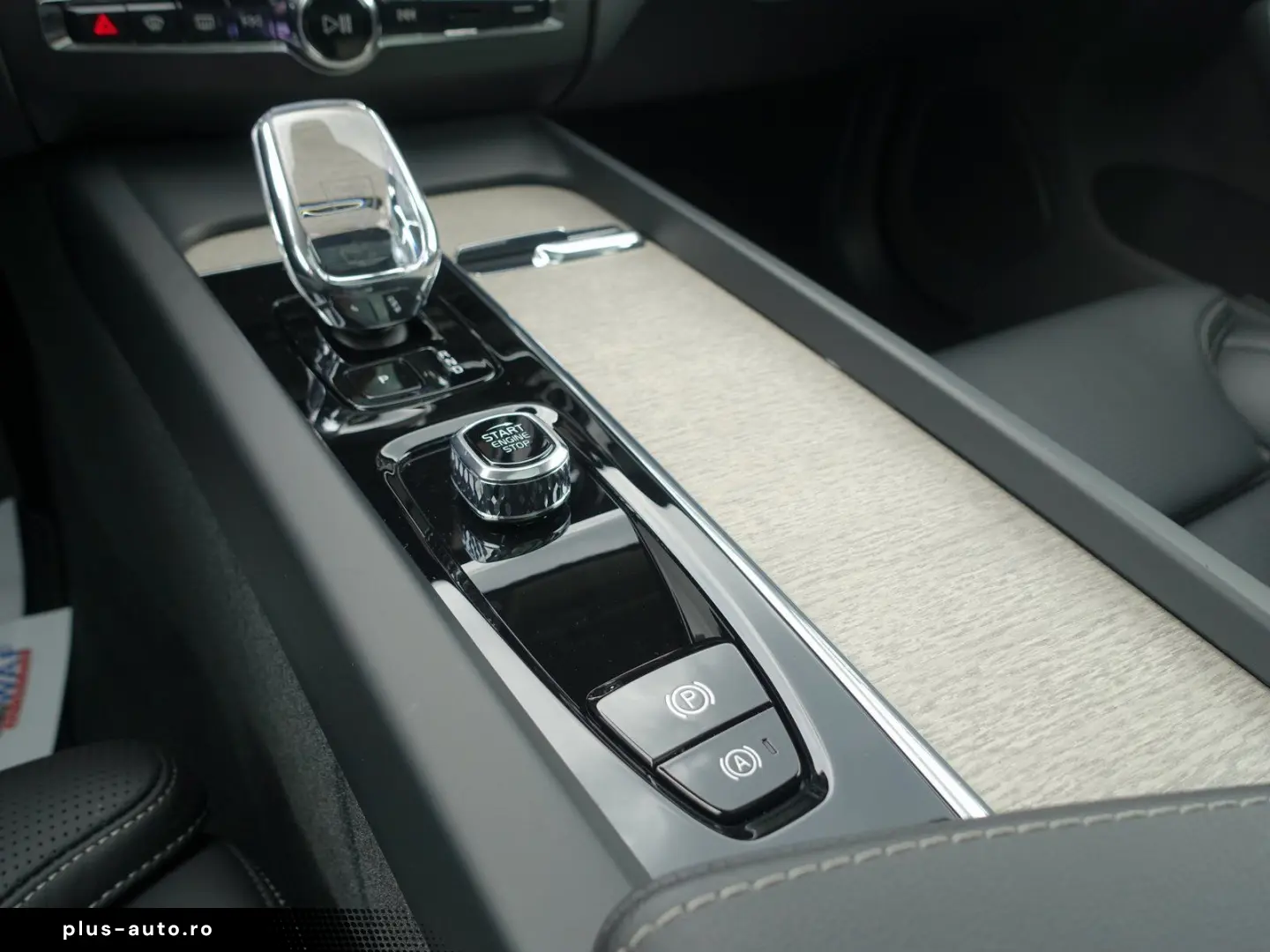 VOLVO XC60 Ultra Dark T8 AWD Plug-in Pano FourC B&W