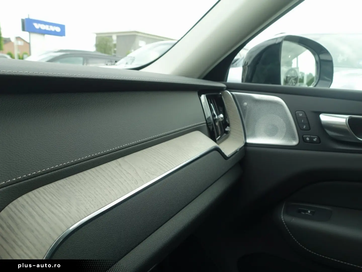 VOLVO XC60 Ultra Dark T8 AWD Plug-in Pano FourC B&W