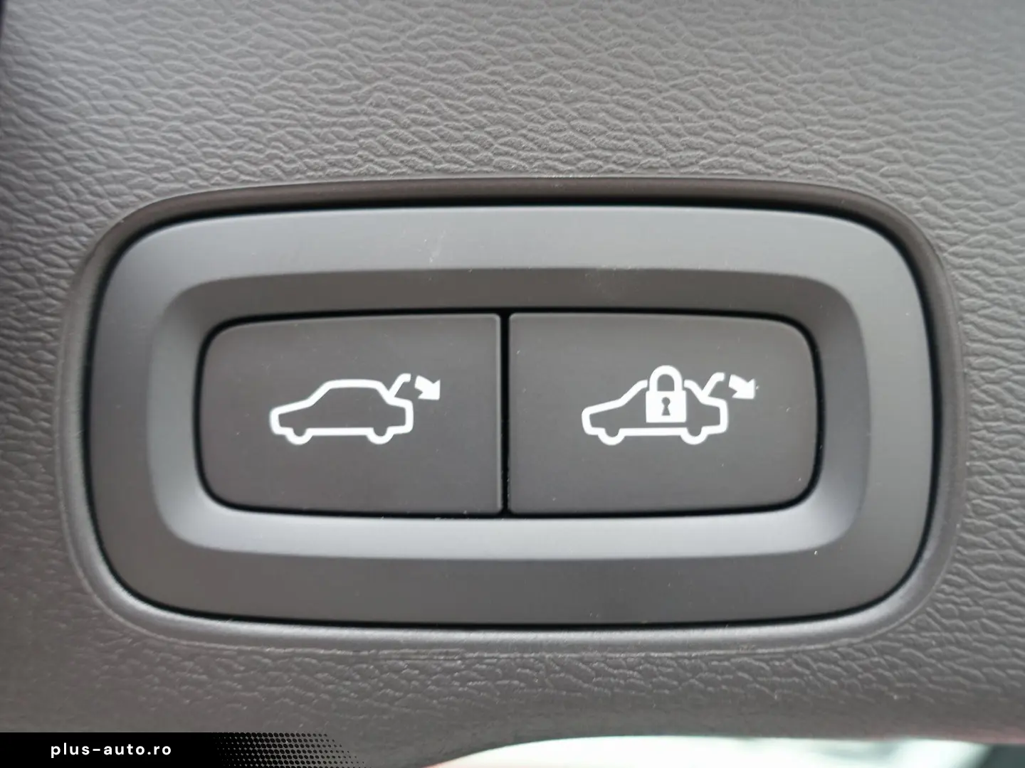 VOLVO XC60 Ultra Dark T8 AWD Plug-in Pano FourC B&W