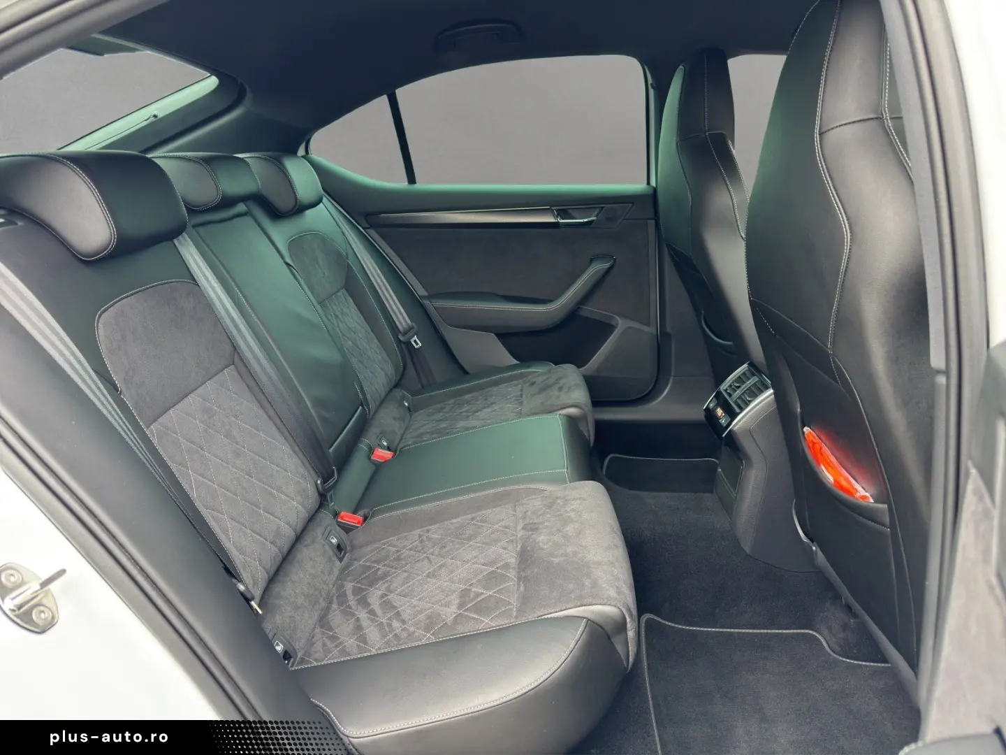 SKODA Superb 2.0 TDI Sportline 4x4 AHK KAMERA ACC STHZ