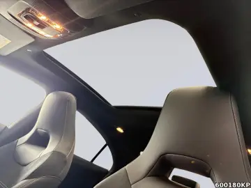 MERCEDES-BENZ CLA 200 AMG Pano Distronic Night Kamer…