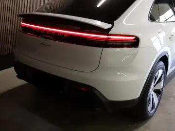 Porsche Macan Pano