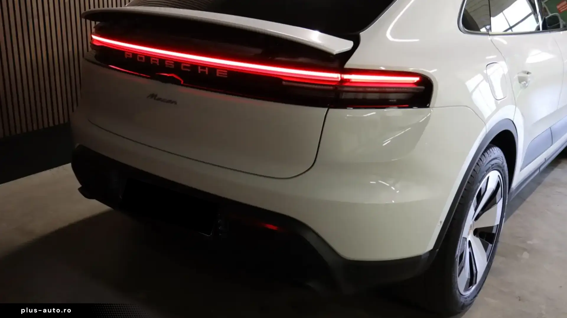 Porsche Macan Pano