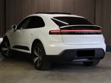 Porsche Macan Pano