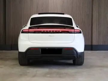 Porsche Macan Pano