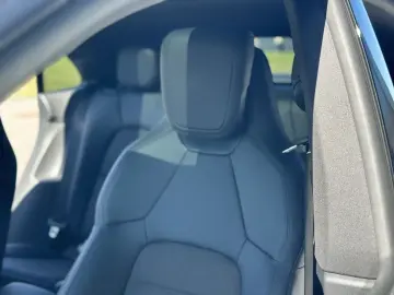 Porsche Macan Pano