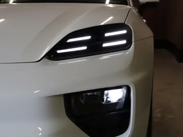 Porsche Macan Pano