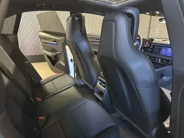 Porsche Macan Pano