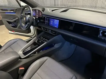 Porsche Macan Pano