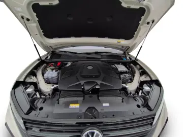 VW Touareg 3.0 TSI R Line AREA STHZ LUFT PANO AHK