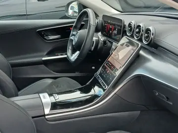 MERCEDES-BENZ C200 AMG 4M_Schiebedach_360_KeylessEnt…