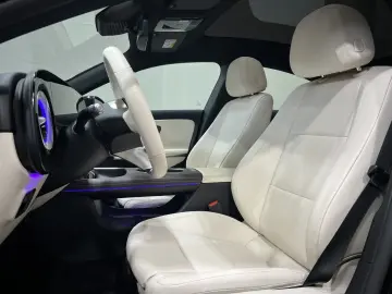 MERCEDES-BENZ CLA 250  EQ Premium Pano MultiBeam Massage