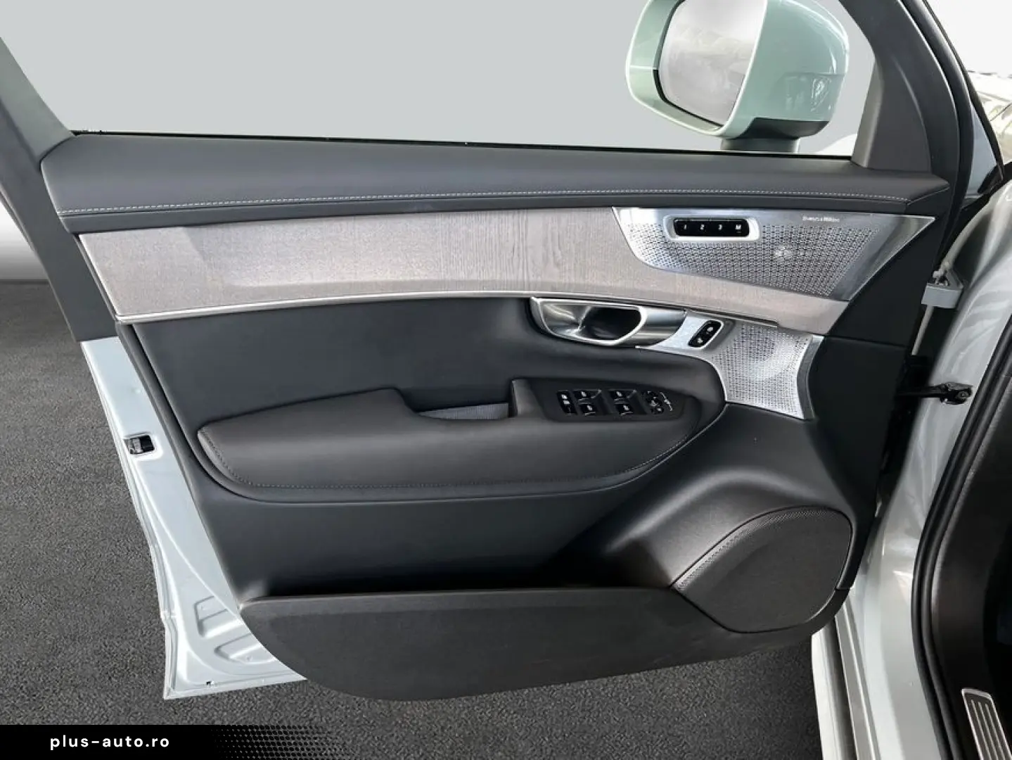 VOLVO XC90 T8 UltraBright Massage Ventilation B&W 360