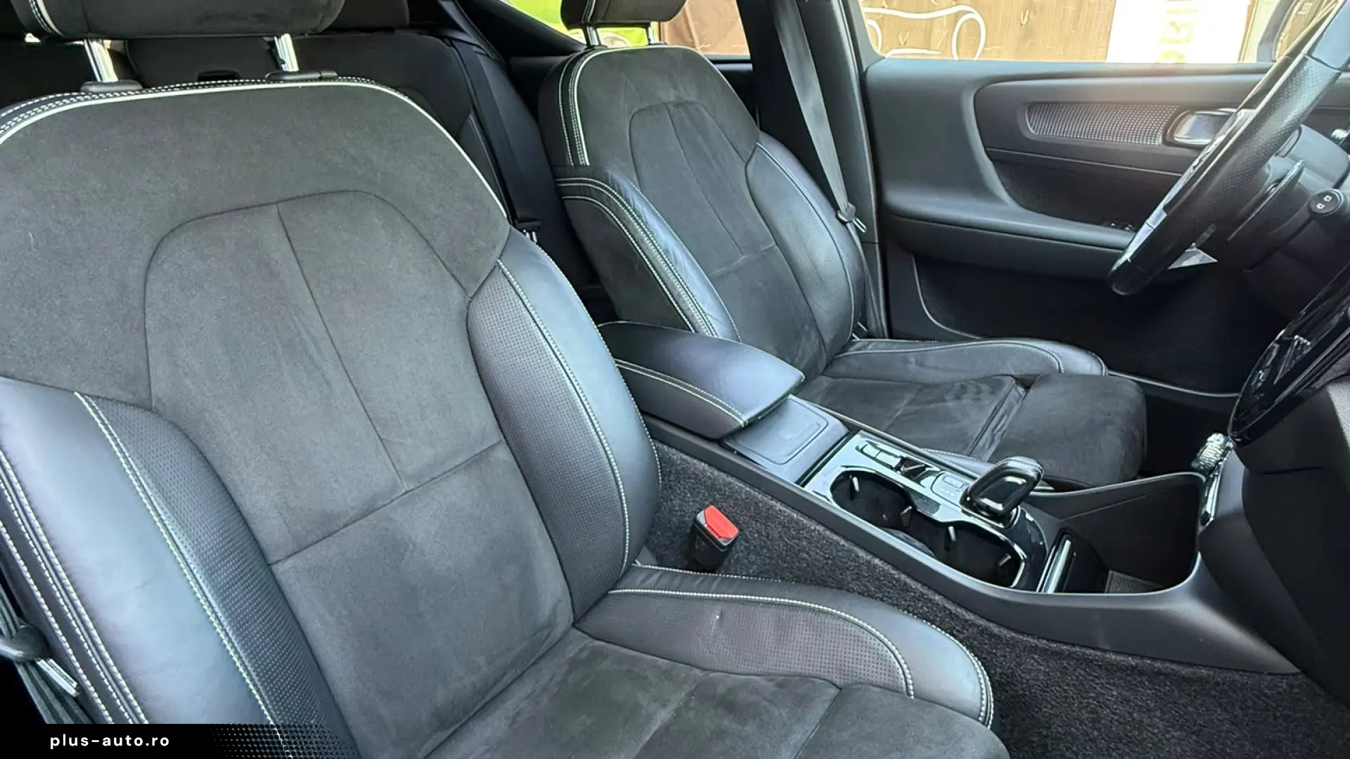 VOLVO XC40 R DESIGN