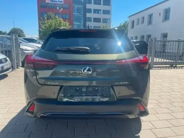 Lexus UX 300h F-Sport Design