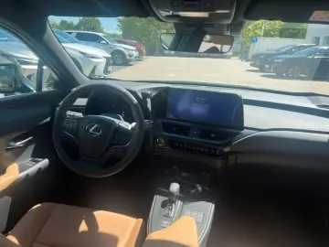 Lexus UX 300h F-Sport Design