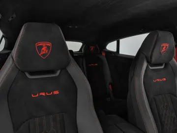 LAMBORGHINI Urus Performante