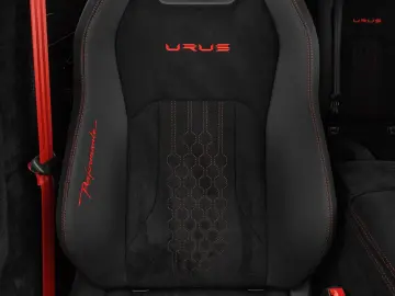 LAMBORGHINI Urus Performante