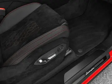 LAMBORGHINI Urus Performante