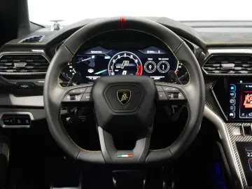 LAMBORGHINI Urus Performante