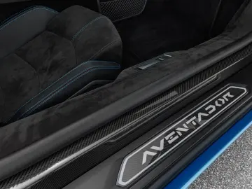 LAMBORGHINI Aventador S Coupe