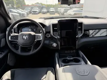 Dodge RAM 1500 CrewCab Laramie 5.7V8 MY26