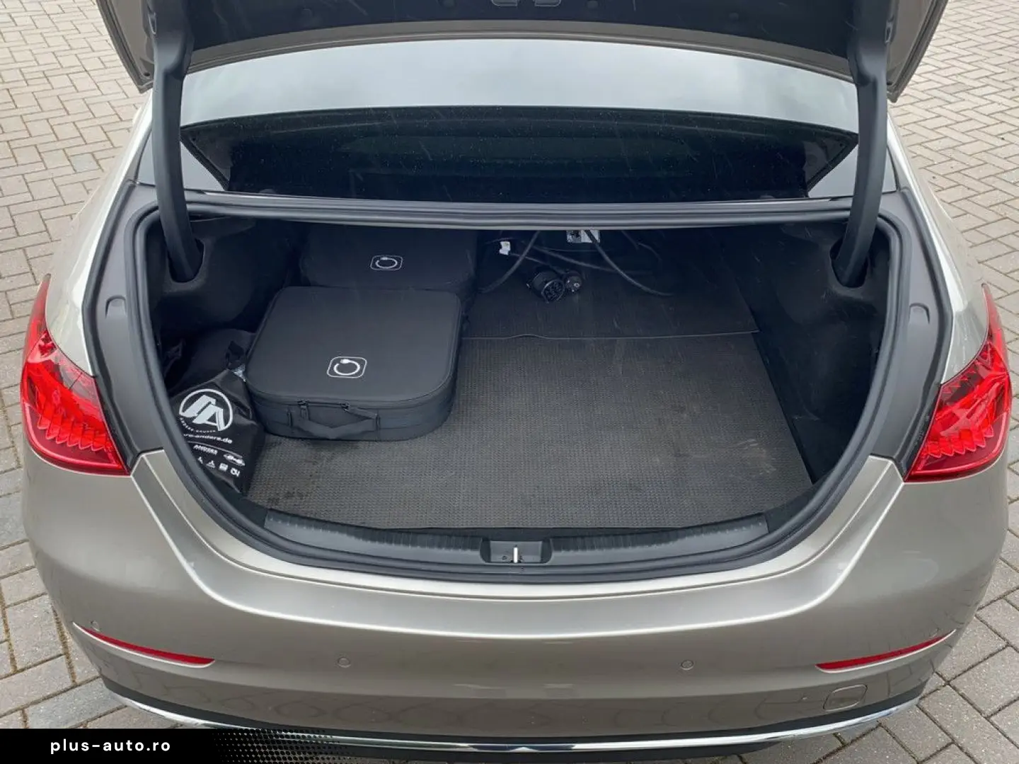 MERCEDES-BENZ C 300e Limousine 4Matic Navi PDC Kamera LED