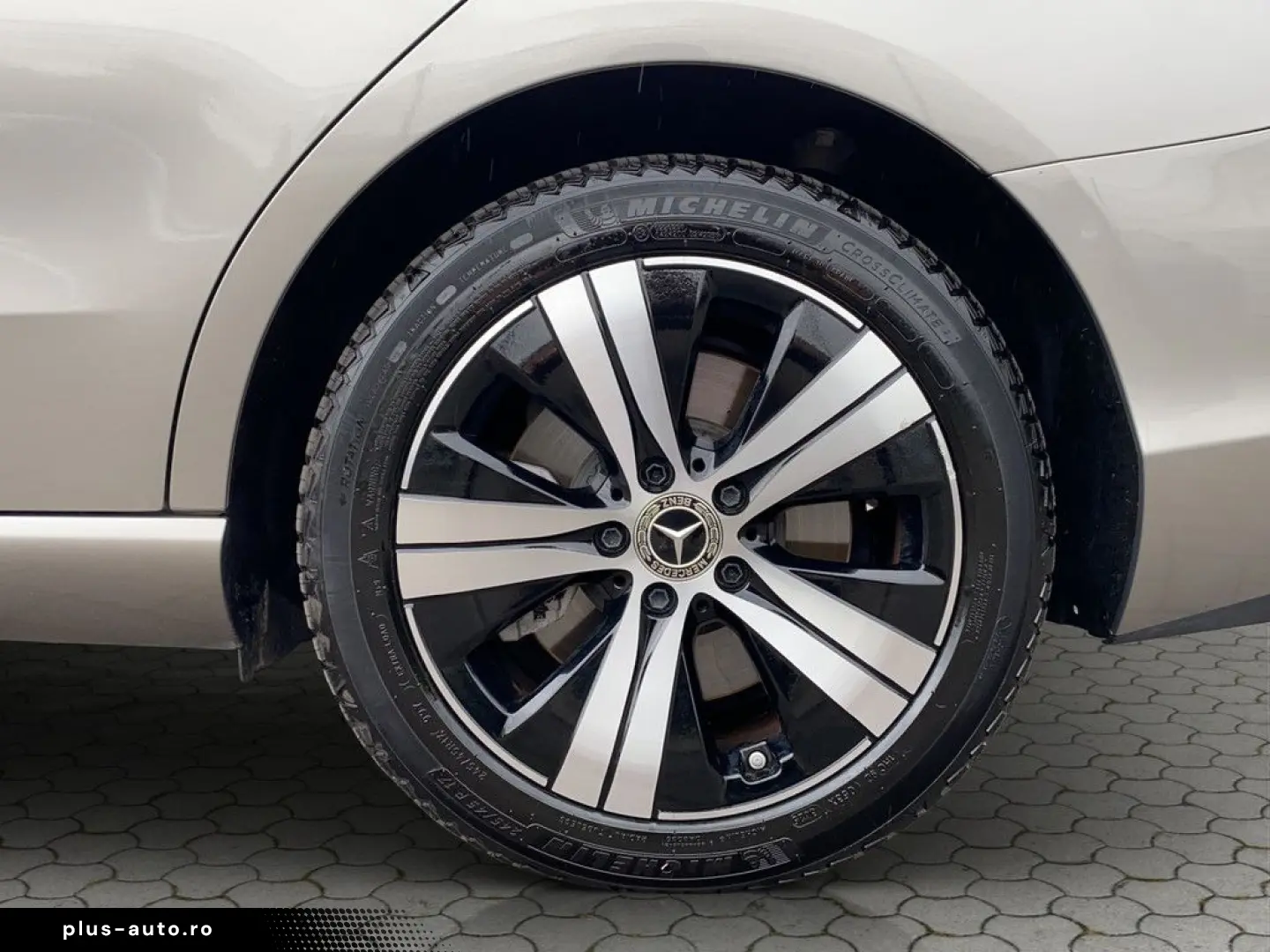 MERCEDES-BENZ C 300e Limousine 4Matic Navi PDC Kamera LED