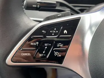 MERCEDES-BENZ C 300e Limousine 4Matic Navi PDC Kamera LED