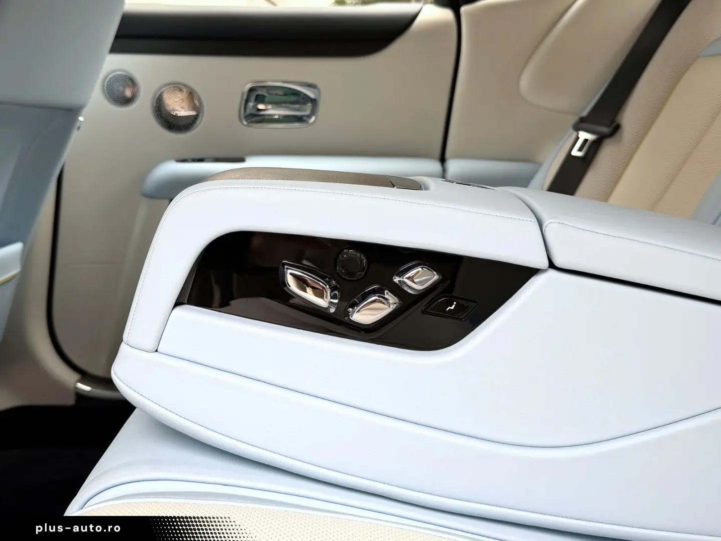 ROLLS ROYCE Ghost Series ll Theatre Picnic BeSpoke Massage