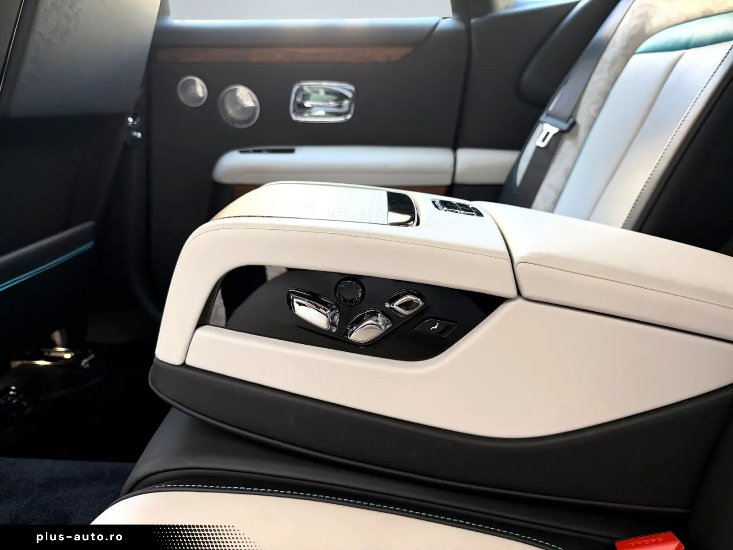 ROLLS ROYCE Ghost Series ll Theatre Picnic BeSpoke Massage