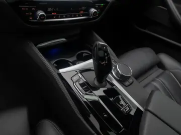 BMW 530d xD Luxury Line HUD DAB AHK Panorama H K 19
