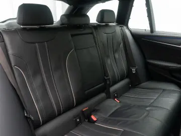 BMW 530d xD Luxury Line HUD DAB AHK Panorama H K 19