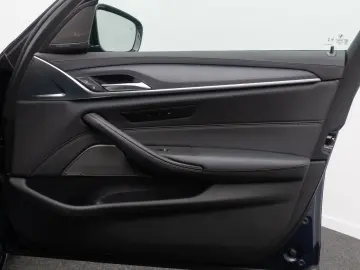 BMW 530d xD Luxury Line HUD DAB AHK Panorama H K 19