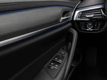 BMW 530d xD Luxury Line HUD DAB AHK Panorama H K 19