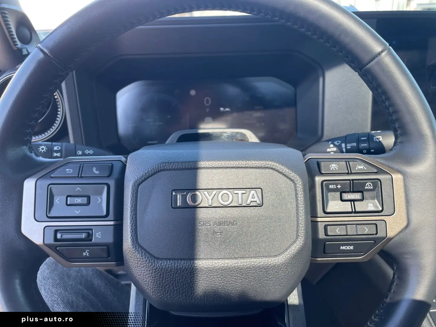 TOYOTA Land Cruiser 2 8 D-4D First Edition  HUD JBL 360