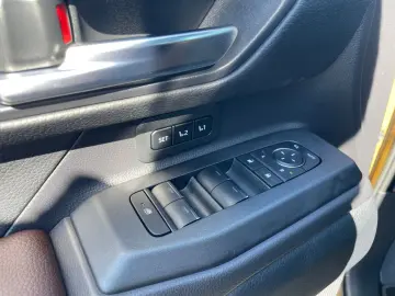 TOYOTA Land Cruiser 2 8 D-4D First Edition  HUD JBL 360