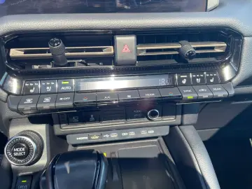 TOYOTA Land Cruiser 2 8 D-4D First Edition  HUD JBL 360