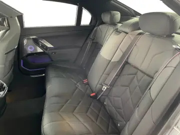 BMW M760 e xDrive Fahrassist Pano Stdhz Wide 360 Cam
