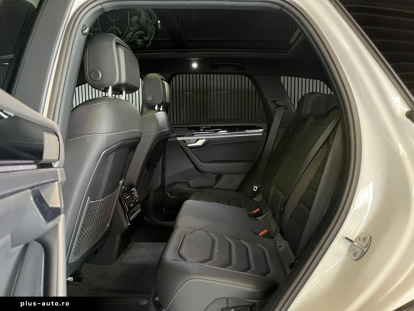 VW Touareg 3.0 TDI V6 4M R-Line AHK PANO HUD ACC 20