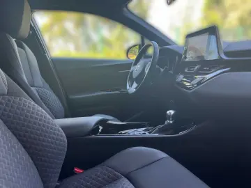 TOYOTA C-HR 1.8 Hybrid Team D KAMERA SHZ AHK