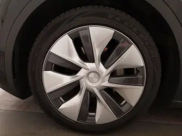 TESLA Model Y Long Range AWD LEDER NAVI PANO