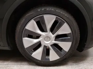 TESLA Model Y Long Range AWD LEDER NAVI PANO