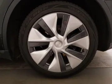 TESLA Model Y Long Range AWD LEDER NAVI PANO
