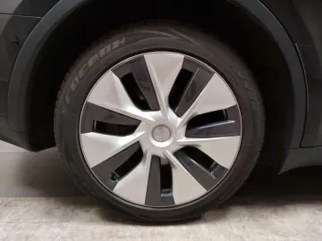 TESLA Model Y Long Range AWD LEDER NAVI PANO