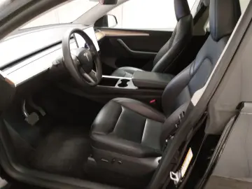 TESLA Model Y Long Range AWD LEDER NAVI PANO