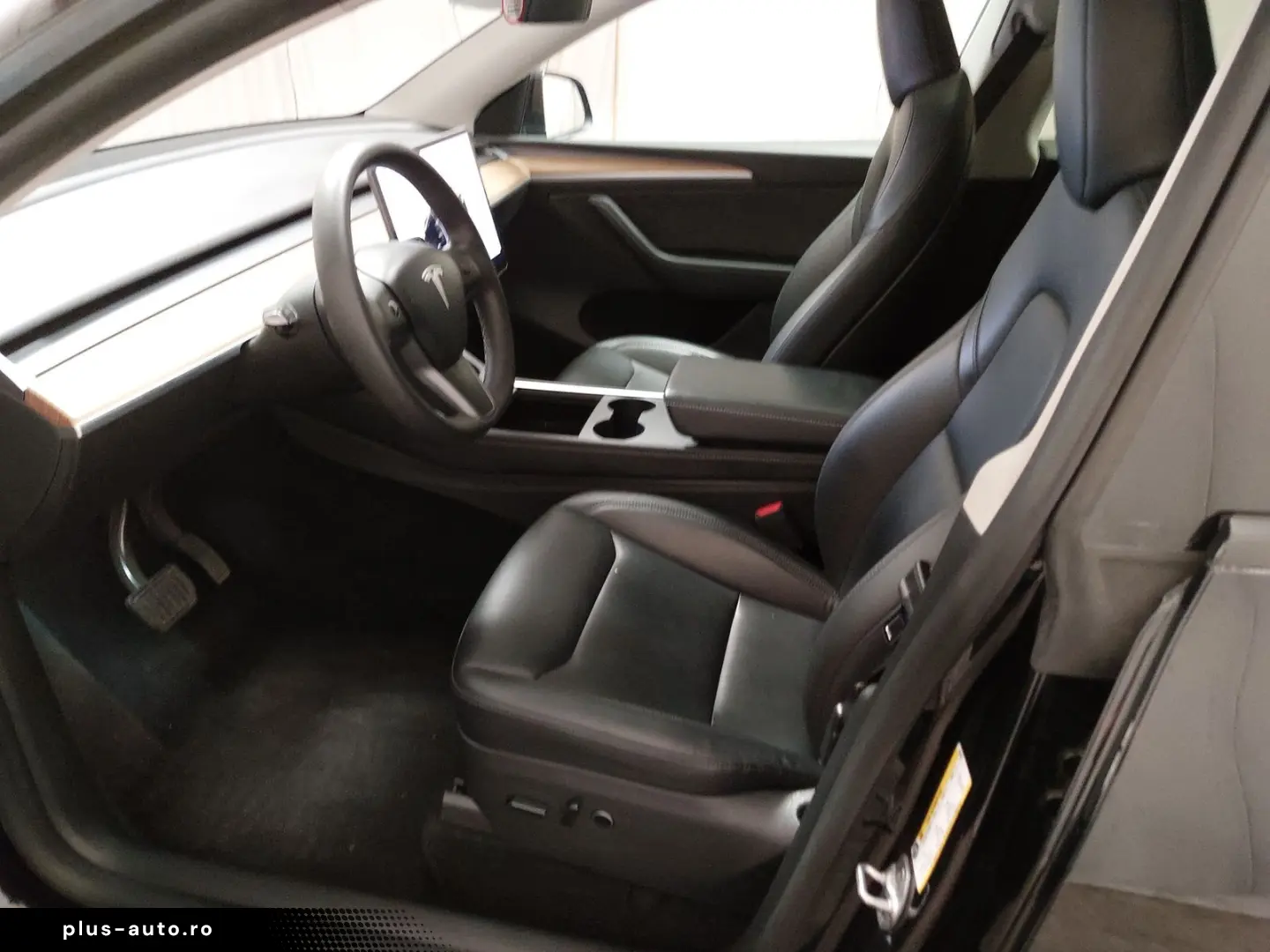 TESLA Model Y Long Range AWD LEDER NAVI PANO